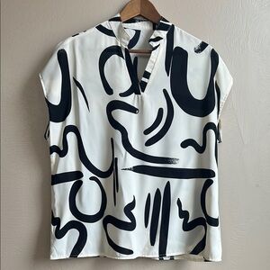 Unbranded V- Neck Abstract Sleeveless Black and White Women's Top. Size XL.